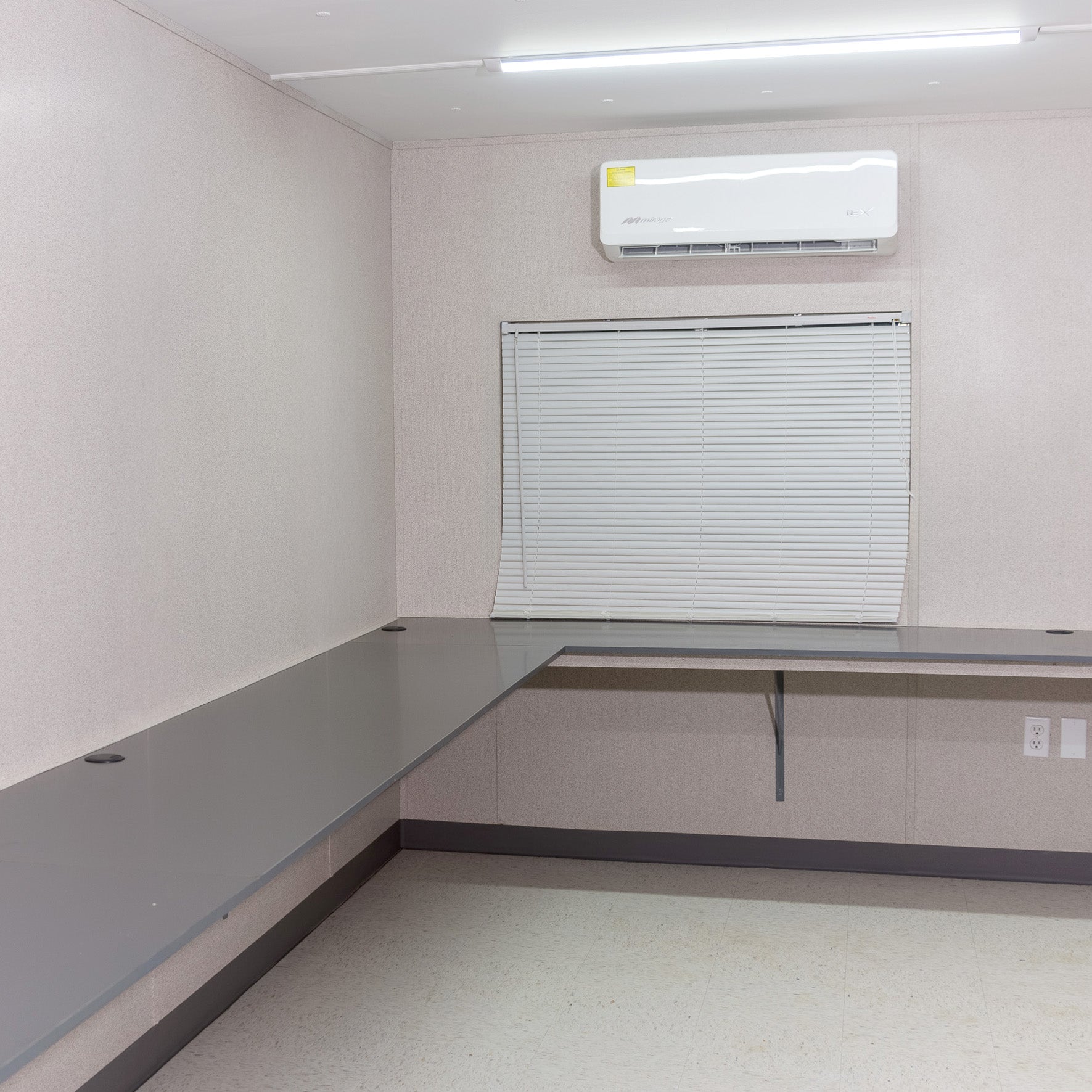 Oficina Móvil 8'x24'